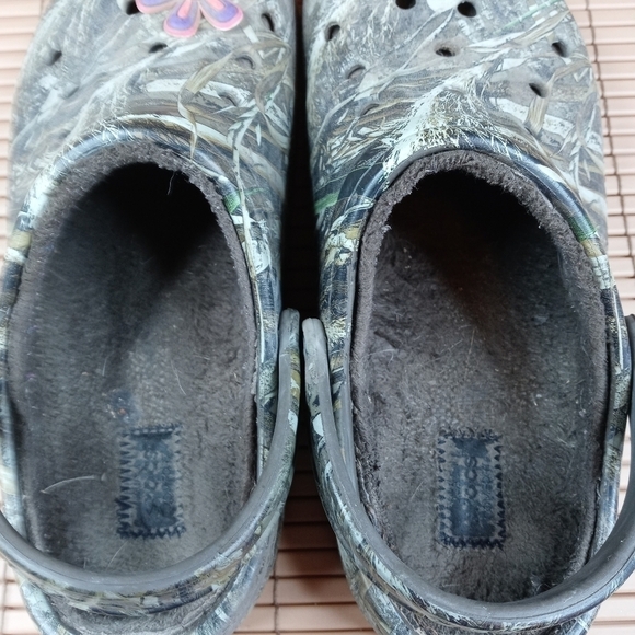 Crocs men\'s Camo winter lined clogs. Men\'s sz 8. Women\'s sz 10. 219pm